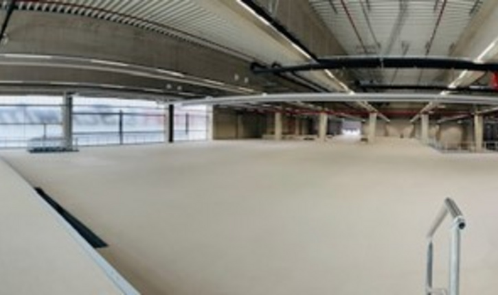Großflächiger Innenbereich der neuen FEGA & Schmitt Logistikhalle im Ausbau