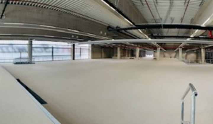 Großflächiger Innenbereich der neuen FEGA & Schmitt Logistikhalle im Ausbau
