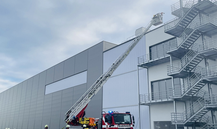 Feuerwehr übt mit Drehleiter am Gebäude von FEGA & Schmitt