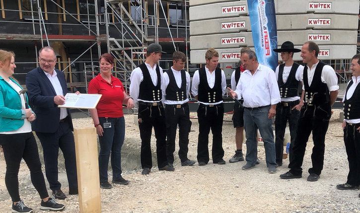 Teilnehmende beim Richtfest vor dem FEGA & Schmitt Neubau in Ansbach