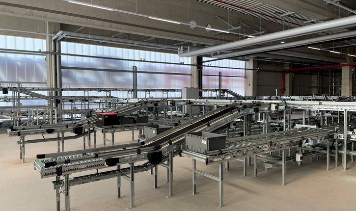 Moderne Fördertechnik im neuen FEGA & Schmitt Logistikzentrum