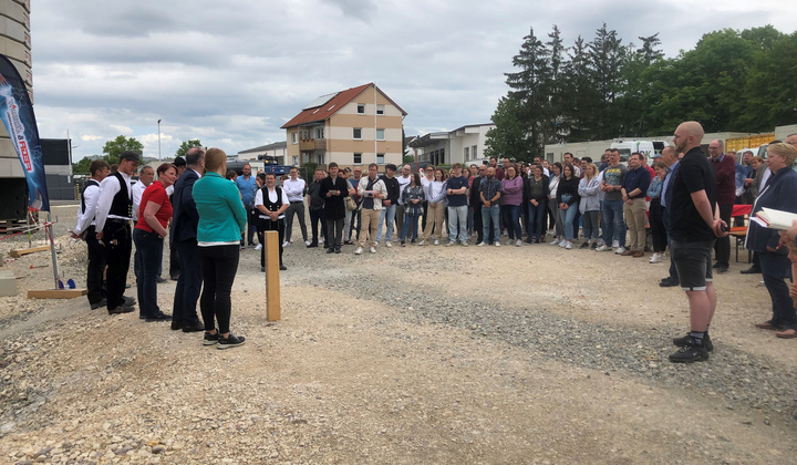Große Besuchergruppe beim Richtfest am neuen FEGA & Schmitt Standort