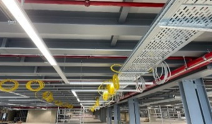 Installation von Elektroleitungen im neuen FEGA & Schmitt Logistikzentrum