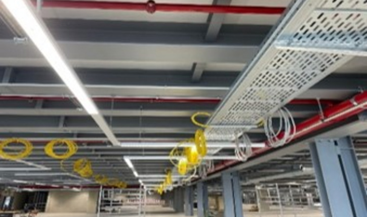 Installation von Elektroleitungen im neuen FEGA & Schmitt Logistikzentrum