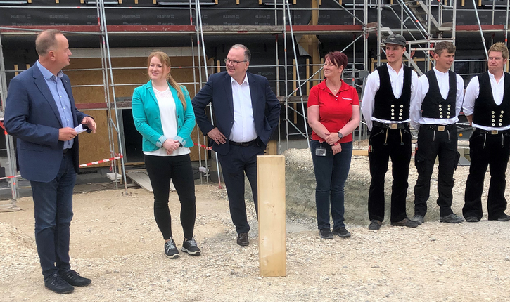 Richtfest‑Zeremonie mit Bau‑ und Unternehmensvertretern am FEGA & Schmitt Neubau