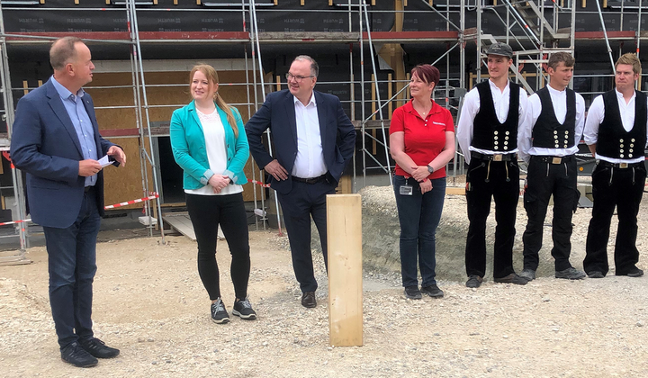 Richtfest‑Zeremonie mit Bau‑ und Unternehmensvertretern am FEGA & Schmitt Neubau
