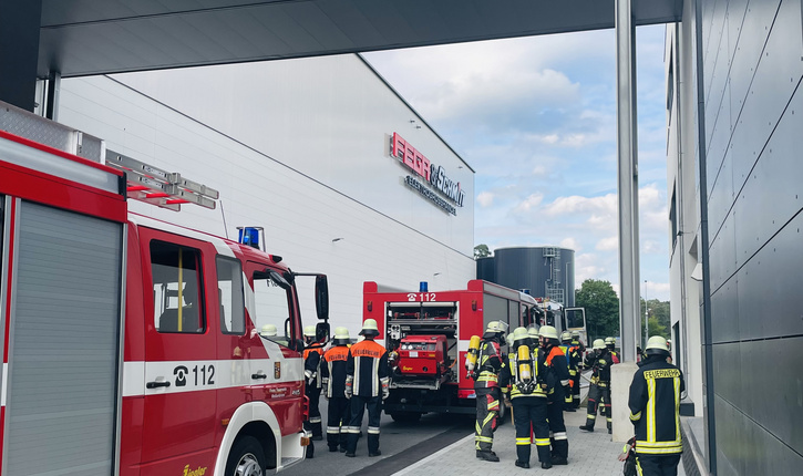 Feuerwehrfahrzeuge und Einsatzkräfte bei Brandschutzübung von FEGA & Schmitt