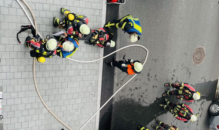 Feuerwehrkräfte auf dem Firmengelände von FEGA & Schmitt 