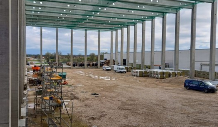 Rohbau der neuen FEGA & Schmitt Logistikhalle mit Stützenreihe