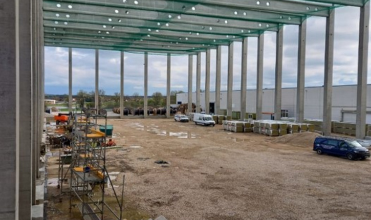 Rohbau der neuen FEGA & Schmitt Logistikhalle mit Stützenreihe