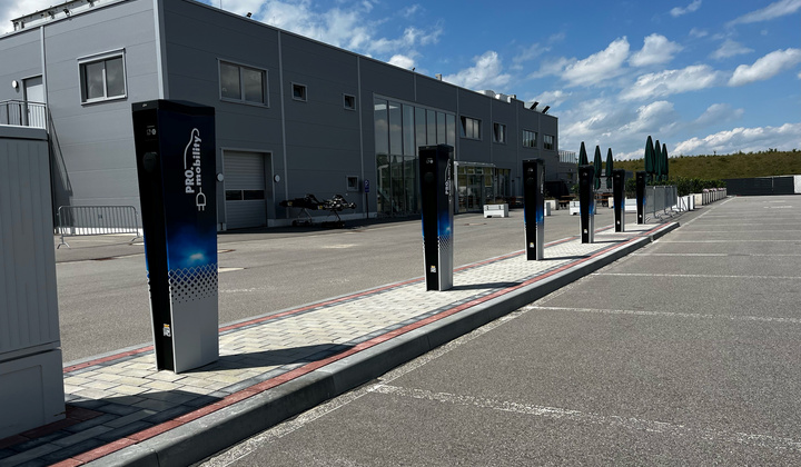 PRO.mobility-Ladepark mit zahlreichen E‑Ladesäulen, eingerichtet von FEGA & Schmitt für Teilnehmer des E‑Cannonball