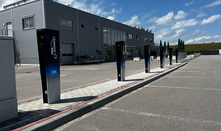 PRO.mobility-Ladepark mit zahlreichen E‑Ladesäulen, eingerichtet von FEGA & Schmitt für Teilnehmer des E‑Cannonball
