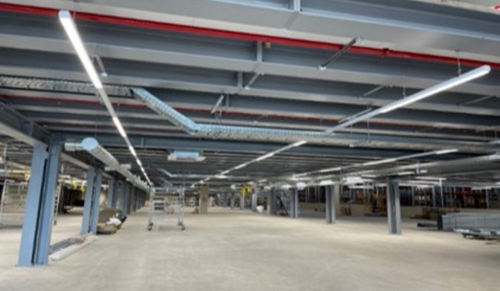 Innenausbau des FEGA & Schmitt Standorts mit Beleuchtung und Stahlkonstruktion