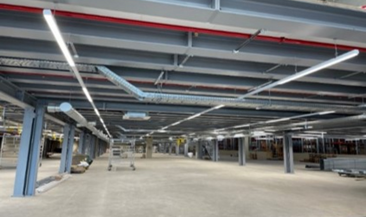 Innenausbau des FEGA & Schmitt Standorts mit Beleuchtung und Stahlkonstruktion