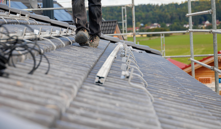 Installation von Montageschienen für Photovoltaikanlage auf Ziegeldach