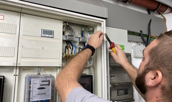 Elektroinstallation im Verteilerkasten 