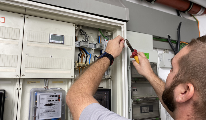 Elektroinstallation im Verteilerkasten 
