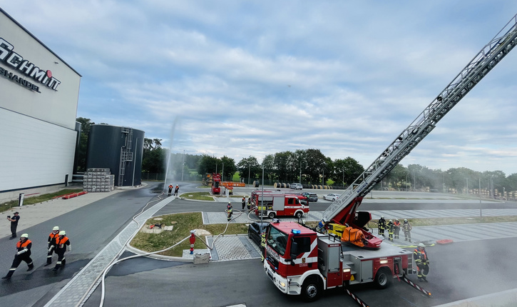 Feuerwehr Großübung auf dem FEGA & Schmitt Firmengelände