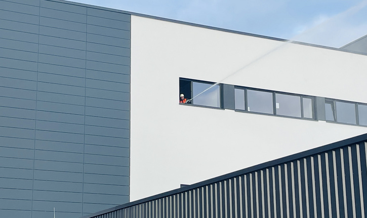 Feuerwehreinsatz mit Wasserabgabe aus Fenster bei FEGA & Schmitt