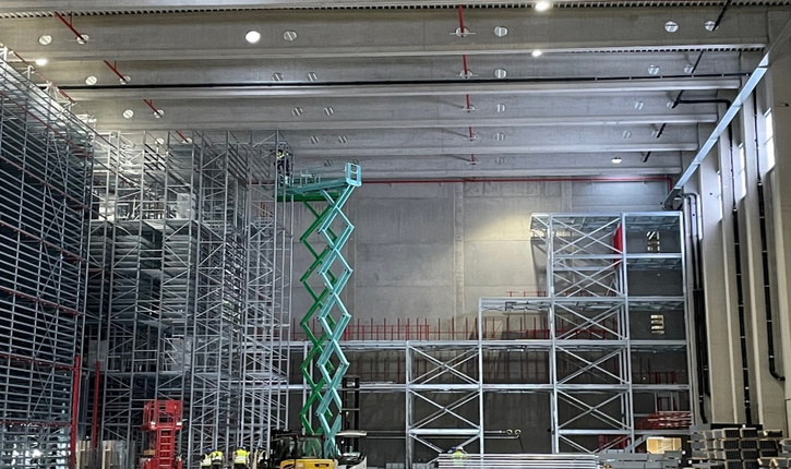 Aufbau des automatisierten Hochregallagers bei FEGA & Schmitt.