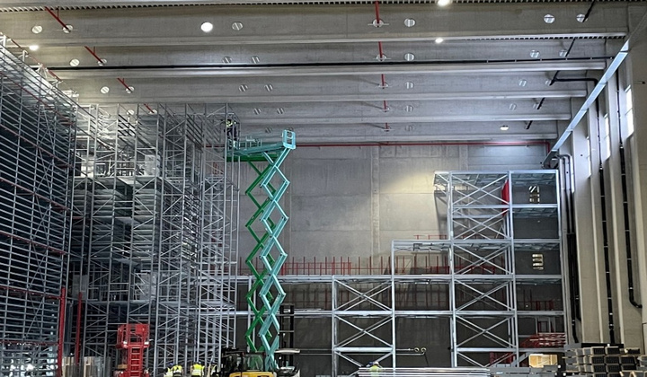 Aufbau des automatisierten Hochregallagers bei FEGA & Schmitt.