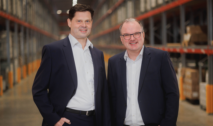 Frank Leyser und Bernd Eberlein im FEGA & Schmitt Shuttlegebäude in Heilsbronn