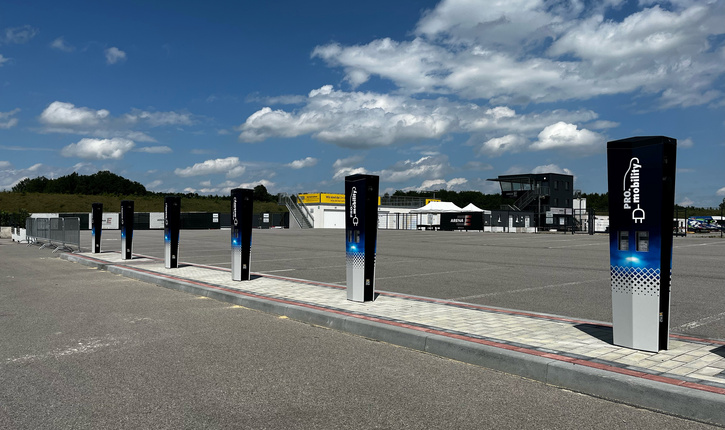 ProMobility-Ladepark von FEGA & Schmitt mit mehreren E‑Ladesäulen auf dem Gelände des E‑Cannonball Events